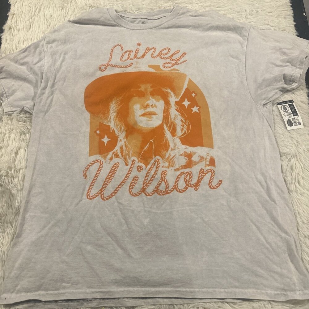 Lainey Wilson mens Tee NWT center logo XL
